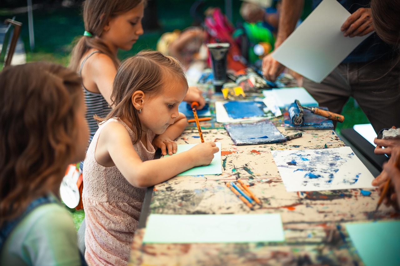 Atelier ludique et éducatif pour enfants à Crissier – Kids Club Swiss Enfants de 5 à 10 ans en atelier créatif au Kids Club Swiss à Crissier