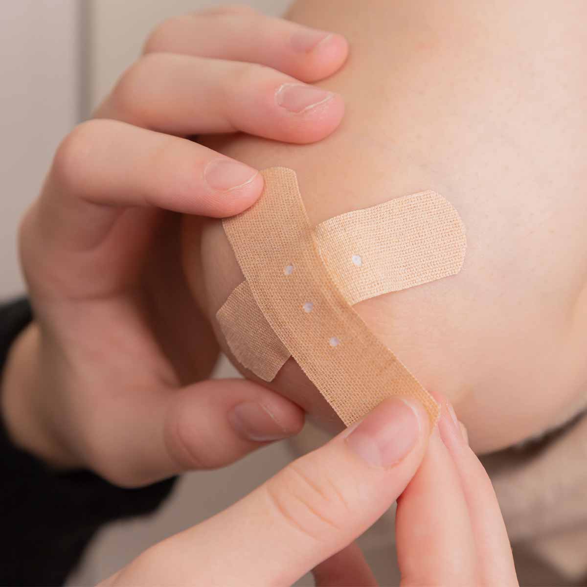 Sécurité et bien-être des enfants – Priorité du Kids Club Swiss à Crissier  Enfant blessé soigné avec bienveillance au Kids Club Swiss à Crissier