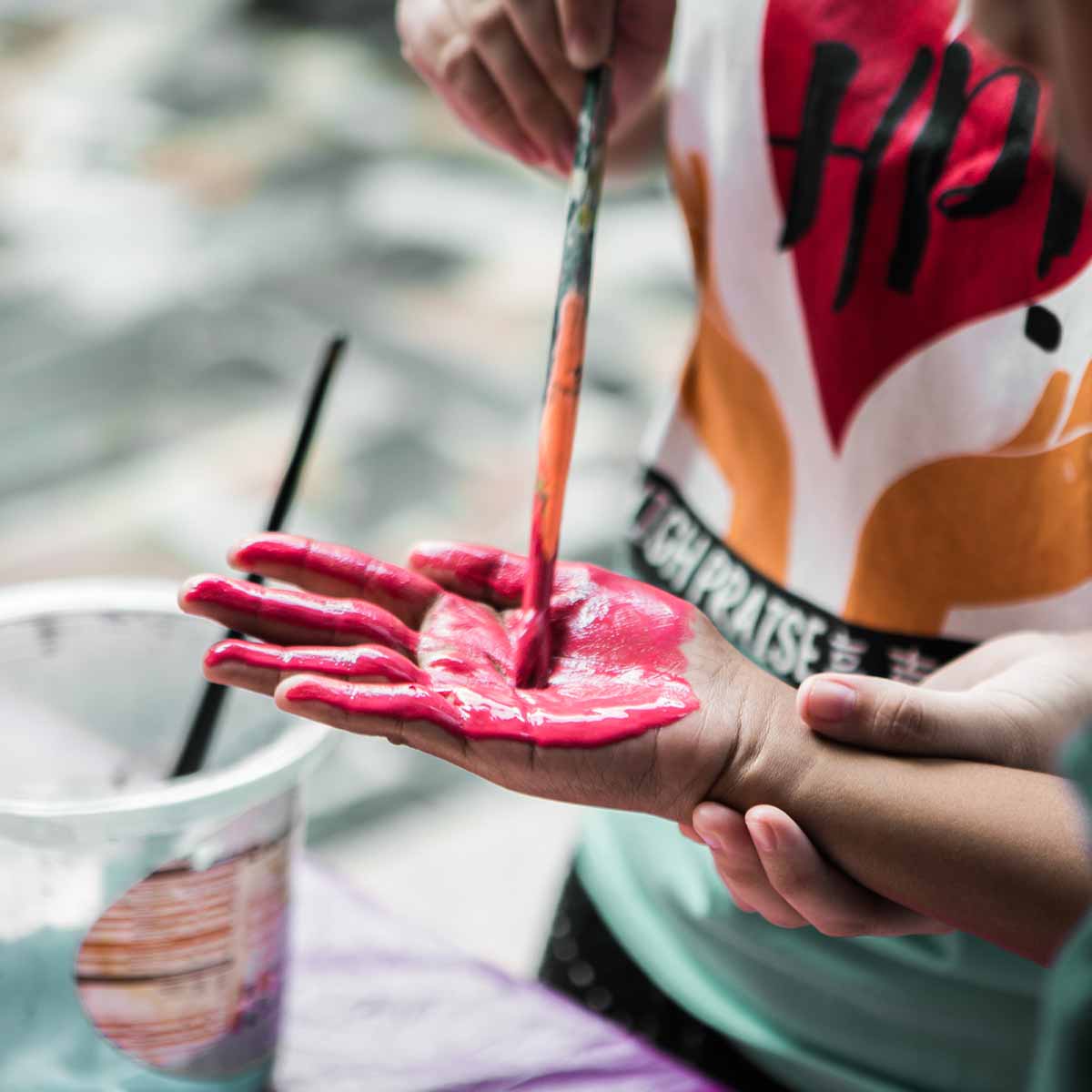 Activité ludique pour stimuler la créativité – Kids Club Swiss Crissier Atelier créatif pour enfants – Activité peinture au Kids Club Swiss à Crissier